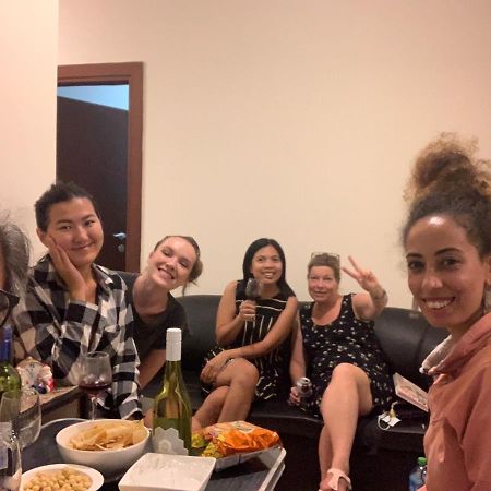 Female Only-Anaruby Backpackers- Metro Station Mashreq Hostel Dubai Buitenkant foto